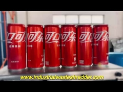 Çifte oyucu parçalayıcı son kullanma süresi dolmuş kusurlu kola plastik şişeleri parçalayor