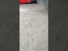 Deniz yosunu kırıcı üretim hattı, kırma işleminden sonra küçük taşları ayırmak için tamburlu eleğe girer.