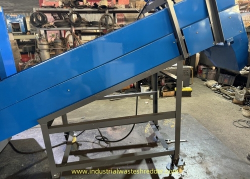 Son şirket haberleri Değişken ve Yükseklik Düzenlenebilir Çıktı Taşıyıcısı Atık Geri Dönüştürme Shredder Crusher, Rotary Blades Mill