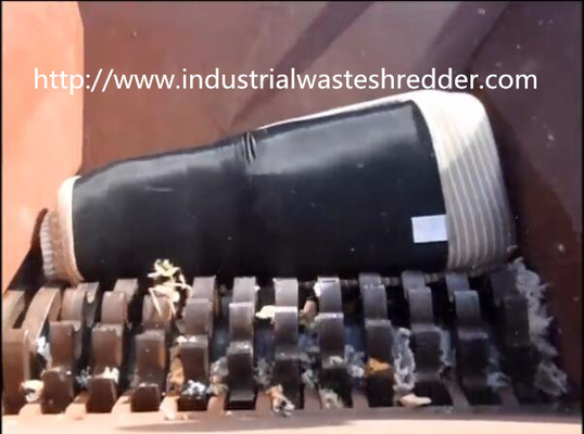 İyi bir fiyat. Atık Yatak Parçalama Makineleri 15 - 30rpm Hız 20mm Rotor Bıçağı Kalınlığı çevrimiçi