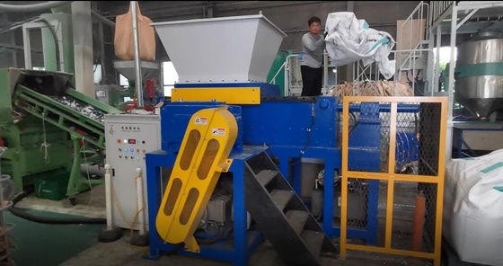 İyi bir fiyat. Hareketli Besleme Hazneli 37KW Motor Jumbo Çanta Tek Şaftlı Parçalayıcı çevrimiçi