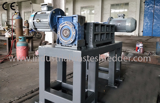 İyi bir fiyat. Büyük Sert Malzemeler İçin Otomobil Parçaları Plastik Atık Parçalayıcı / Kırıcı Makinesi çevrimiçi