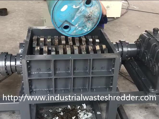 İyi bir fiyat. Plastik PET Kovalar Katı Atık Parçalayıcı Makinesi Çift Milli Anti - Korozyon çevrimiçi
