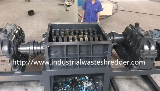 İyi bir fiyat. Dayanıklı 4 Mil Shredder, Plastik / Ahşap Palet Shredder Geri Dönüşüm Makinası çevrimiçi