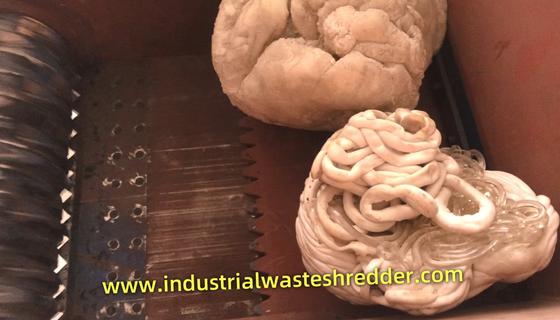 Ağır görevli PP Halogen-Free Block Shredding, Ekstrüder başı malzeme plastik toplar için parçalayıcı makine 45KW 400-700kg / saat